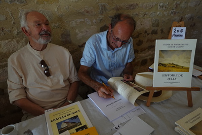 2 des auteurs du livre " hustoire de Jully" photo de Jean Trousselle