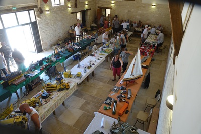 vue d'ensemble d'une partie de l'exposition intérieur